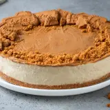 Una golosa torta Lotus, con crema e biscotti sbriciolati, pronta per essere gustata.