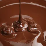 Cioccolato fuso che cola, un'immagine perfetta per spiegare come sciogliere il cioccolato nel microonde.