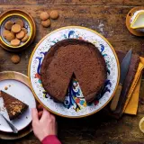 Una fetta di crescionda spoletina, ricca e cioccolatosa, pronta per essere gustata con amaretti e limoni freschi.