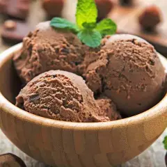 Coppette di gelato alla Nutella fatte in casa con il Bimby, guarnite con menta fresca e nocciole.