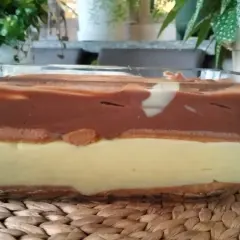 Strati golosi di crema zuppa inglese per farcire torte, con pan di Spagna e crema pasticcera al cioccolato.