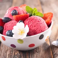Un delizioso gelato alla fragola con mirtilli e fragole fresche, una gioia per tutti, anche per i celiaci.