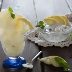 Sorbetto al limone fatto in casa, perfetto per rinfrescarsi. Ecco come conservare il sorbetto fatto in casa per gustarlo al meglio.