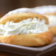 Dolci soffici ripieni di panna montata, un'idea golosa su cosa fare con la panna da montare.