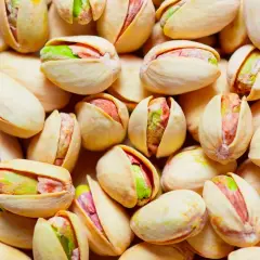 Un primo piano di pistacchi tostati, perfetti per un abbinamento con pistacchio in ricette dolci o salate.