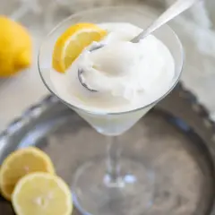 Sorbetto limone senza albume, fresco e dissetante, servito in coppa con spicchi di limone.