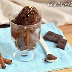 Granita al cioccolato catanese senza gelatiera, cremosa e golosa, servita in coppa con cioccolato fondente e cannella.