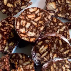 Saporita torta di biscotti e cioccolato, perfetta per ricette con cioccolato al latte avanzato. Un dolce goloso e facile da preparare.