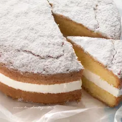 Torta Kinder Paradiso soffice e golosa, con pan di spagna e crema vellutata, spolverata di zucchero a velo.