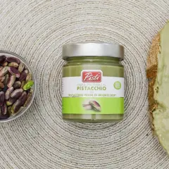 Crema spalmabile al pistacchio, un piacere da gustare quando si raccoglie il pistacchio, con pistacchi verdi di Bronte DOP.