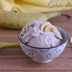 Delizioso gelato alla banana e yogurt, preparato senza gelatiera. Perfetto per un dessert fresco e salutare.