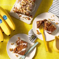 Fette di banana bread senza uova, guarnite con glassa e noci, pronte per essere gustate.