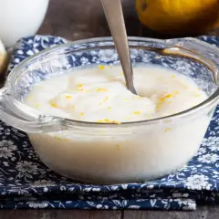 Crema pasticcera senza uova, soffice e profumata, guarnita con scorza di limone. Perfetta per farcire dolci o gustare al cucchiaio.