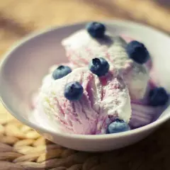 Coppette di gelato alla vaniglia e frutti di bosco, guarnite con mirtilli freschi. Anche se il gelato scongelato si può ricongelare, questo è troppo invitante per aspettare!