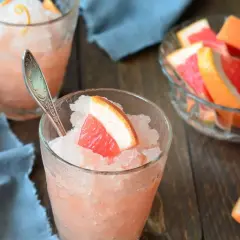 Granita al pompelmo, perfetta per scoprire come fare la granita in casa. Fresca e dissetante, con fette di pompelmo e scorza d'arancia.