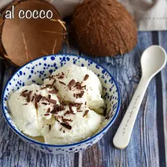 Delizioso gelato al cocco fatto in casa con gelatiera, guarnito con scaglie di cioccolato.