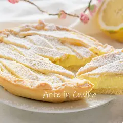 Deliziosa babbaiola Posillipo, una crostata con crema gialla e scorza di limone, spolverata di zucchero a velo.