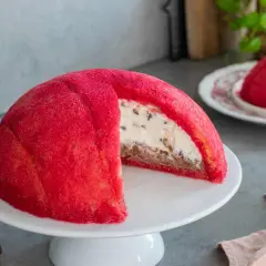 Un goloso zuccotto fiorentino, con pan di Spagna rosso e ripieno cremoso, pronto per essere gustato.