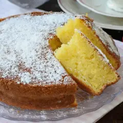 Torta semplice e veloce, soffice e profumata, spolverata di zucchero a velo. Perfetta per ogni momento della giornata.