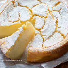 Torta soffice e dorata, cosparsa di zucchero a velo. Si può usare la panna da cucina nei dolci per renderli ancora più golosi.