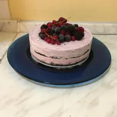 Torta gelato con base di biscotti secchi, guarnita con frutti di bosco freschi e congelati.