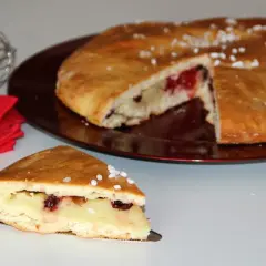 Una fetta di polacca aversana, dolce ripieno di crema e ciliegie, pronta per essere gustata.