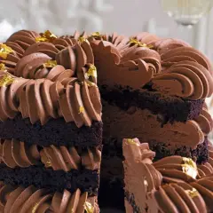 Torta a strati con pan di spagna al cacao, ricoperta da una golosa crema al cioccolato e decorata con foglia d'oro.