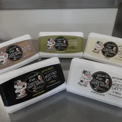Cinque vaschette di gelato artigianale ricetta, con mucca sorridente: nocciola, pistacchio, crema, cioccolato e fior di latte.