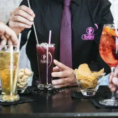 Un barista prepara una granita di caffè per bar, servita con stuzzichini.