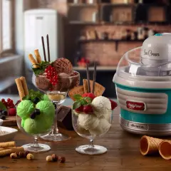 Gelatiera Ariete Party Time, pronta per creare deliziosi gelati con tante ricette. Coppe di gelato alla menta, cioccolato e vaniglia, guarnite con frutta fresca e cialde.