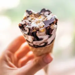 Cono gelato con panna, cioccolato e nocciole. Attenzione, il gelato è lassativo!