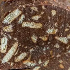 Fetta di salame al cioccolato, un dolce goloso con biscotti sbriciolati immersi in una crema al cacao.