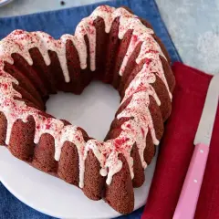 Cuore di torta barbabietola e cioccolato, glassato con panna bianca e spolverata di rosso. Perfetto per San Valentino.