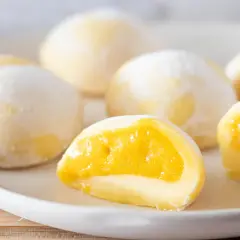 Mochi ripieni di crema gialla, una deliziosa ricetta da provare.