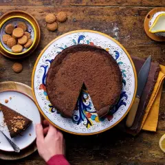 Una fetta di crescionda spoletina, ricca e cioccolatosa, pronta per essere gustata con amaretti e limoni freschi.