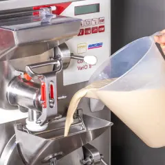 Versare la miscela in una mantecatrice professionale per imparare come si fa il gelato professionale.