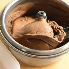 Gelato al cioccolato cremoso appena fatto con la gelatiera Koenig. Perfetto per le tue ricette!
