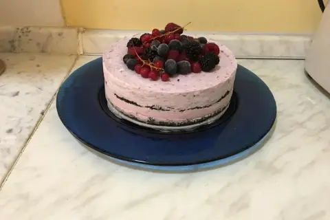 Torta gelato con base di biscotti secchi, guarnita con frutti di bosco freschi e congelati.