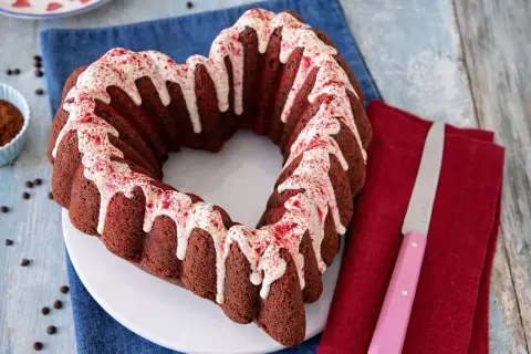Cuore di torta barbabietola e cioccolato, glassato con panna bianca e spolverata di rosso. Perfetto per San Valentino.