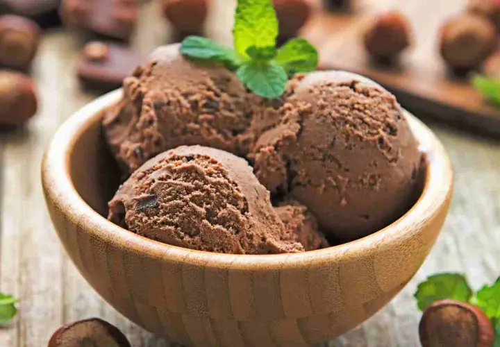 Coppette di gelato alla Nutella fatte in casa con il Bimby, guarnite con menta fresca e nocciole.