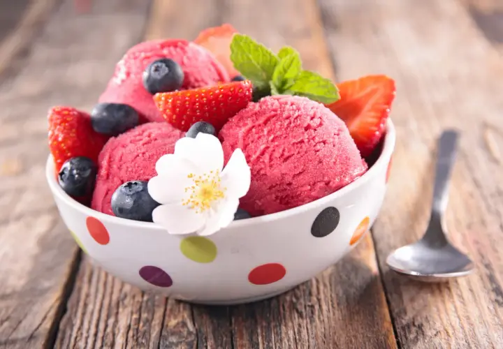 Un delizioso gelato alla fragola con mirtilli e fragole fresche, una gioia per tutti, anche per i celiaci.