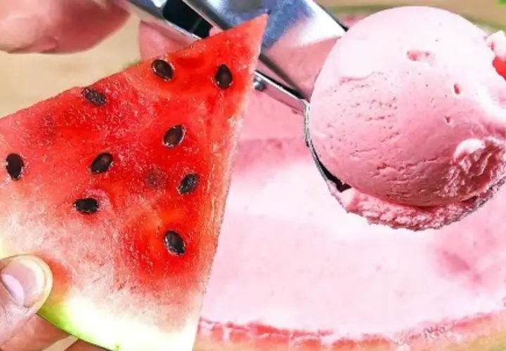 Una fetta di cocomero succoso accanto a una pallina di gelato al cocomero rosa, pronta per essere gustata.