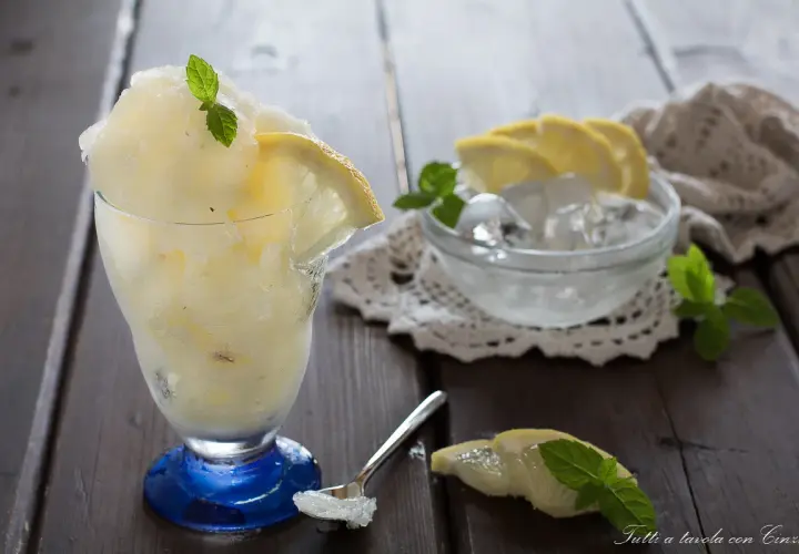 Sorbetto al limone fatto in casa, perfetto per rinfrescarsi. Ecco come conservare il sorbetto fatto in casa per gustarlo al meglio.