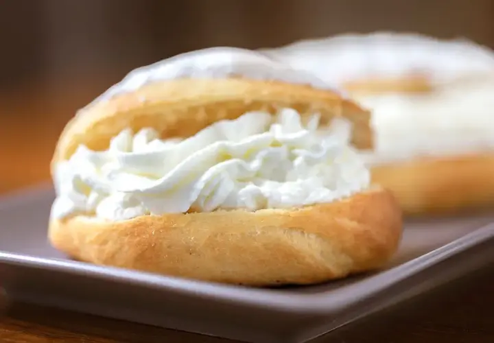 Dolci soffici ripieni di panna montata, un'idea golosa su cosa fare con la panna da montare.