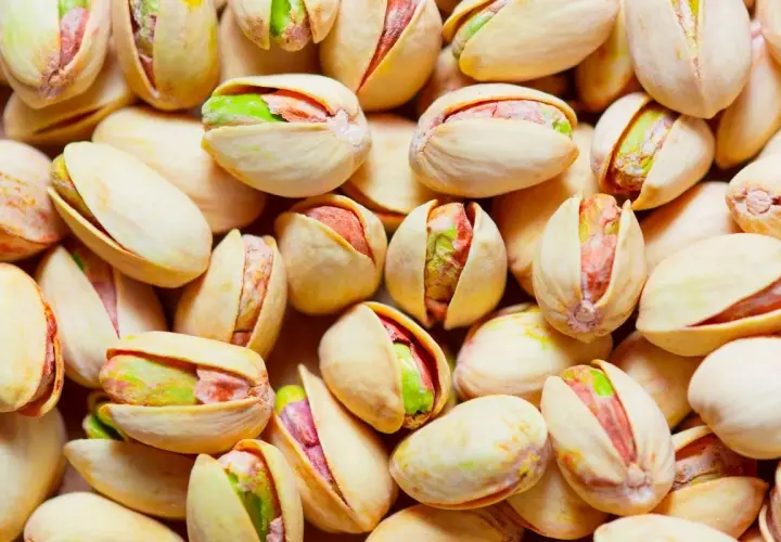 Un primo piano di pistacchi tostati, perfetti per un abbinamento con pistacchio in ricette dolci o salate.