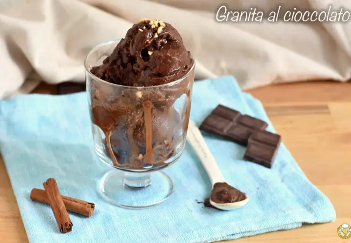 Granita al cioccolato catanese senza gelatiera, cremosa e golosa, servita in coppa con cioccolato fondente e cannella.