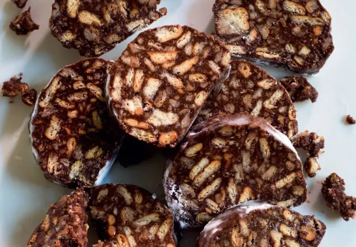 Saporita torta di biscotti e cioccolato, perfetta per ricette con cioccolato al latte avanzato. Un dolce goloso e facile da preparare.