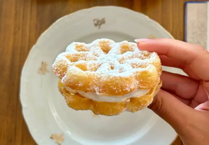 Un delizioso bacio pantesco, un dolce ripieno di crema, cosparso di zucchero a velo, pronto per essere gustato.