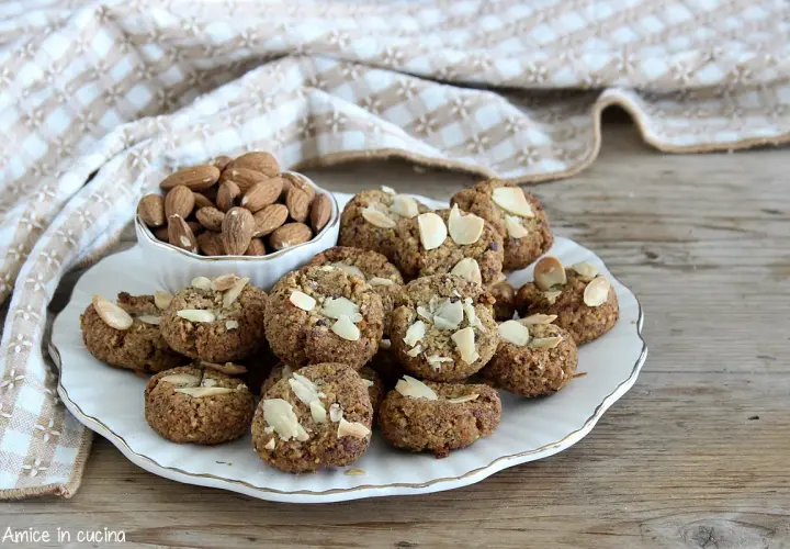 Biscotti alle mandorle, perfetti per ricette con eritritolo. Un dolcetto sano e gustoso, ideale per ogni momento della giornata.