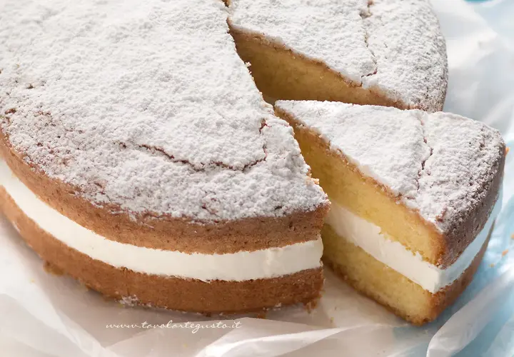 Torta Kinder Paradiso soffice e golosa, con pan di spagna e crema vellutata, spolverata di zucchero a velo.